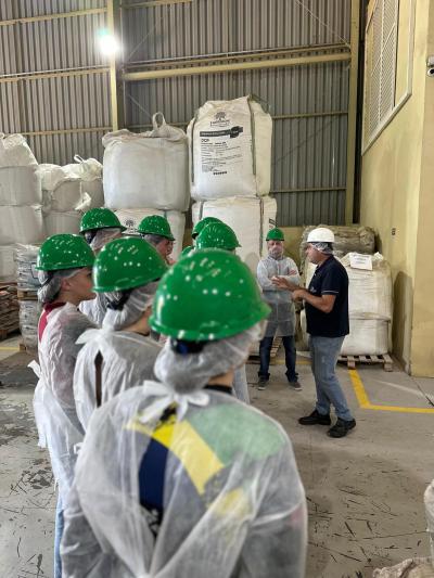 Acadêmicos de Medicina Veterinária da Unicentro visitam a Fábrica de Rações Coprossel